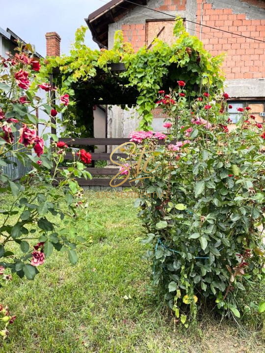 Casa la rosu - 25 km pana in Bucuresti - living 36mp